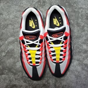 Nike Air Max 95' Essentials in Black/Crimson/